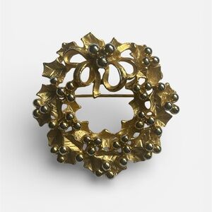 Vintage Gold Tone Holiday Wreath Brooch - Holly Berry Christmas Pin